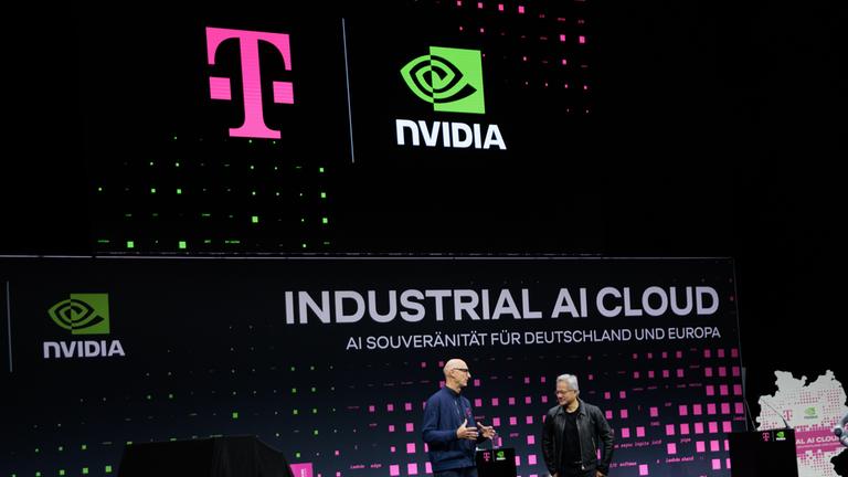 Tim Höttges (l), CEO Deutsche Telekom AG, und Jensen Huang (r), CEO NVIDIA bei der Vorstellung einer neuen KI-Fabrik von Telekom und Nvidia.