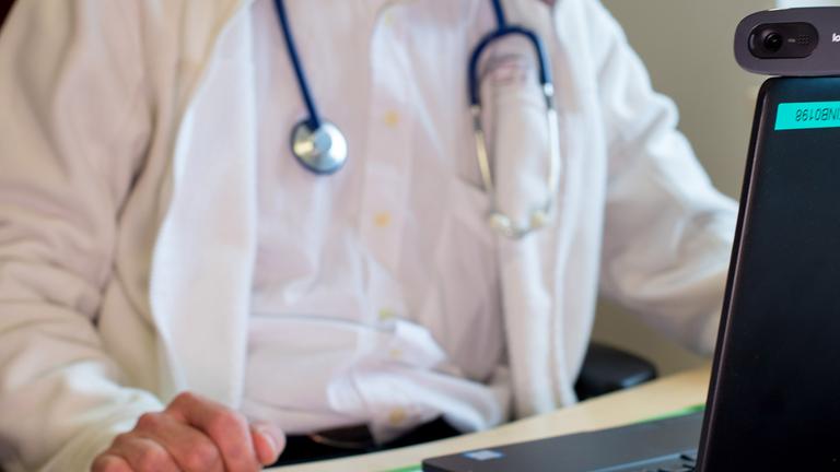 In Zeiten der Corona-Krise ist Telemedizin, also die ärztliche Beratung per Video, für viele eine Option. 