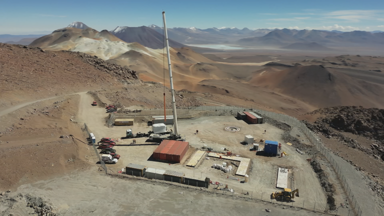 Chile: Eine weite Aufnahme von einer Baustelle in der Atacama-Wüste. Hier soll ein Hightech-Teleskop entstehen.