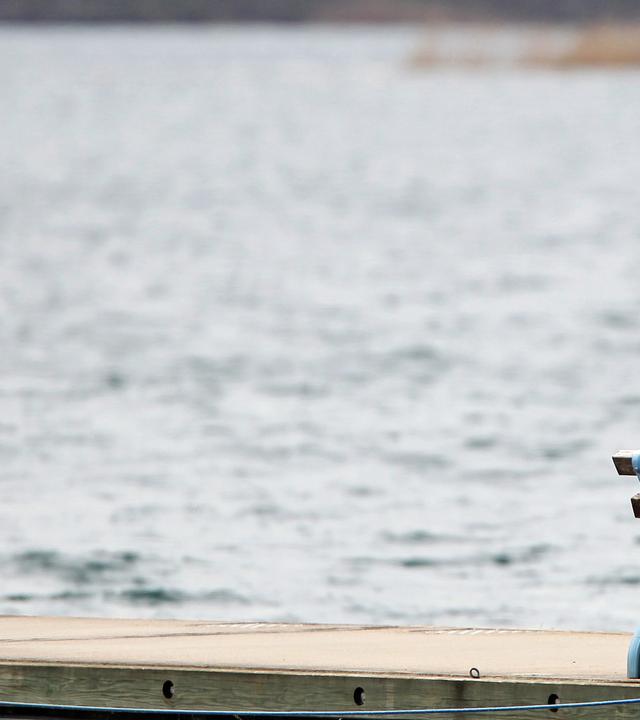 Kommt die Rente mit 63 zu früh?: Senioren auf einer Bank am See.