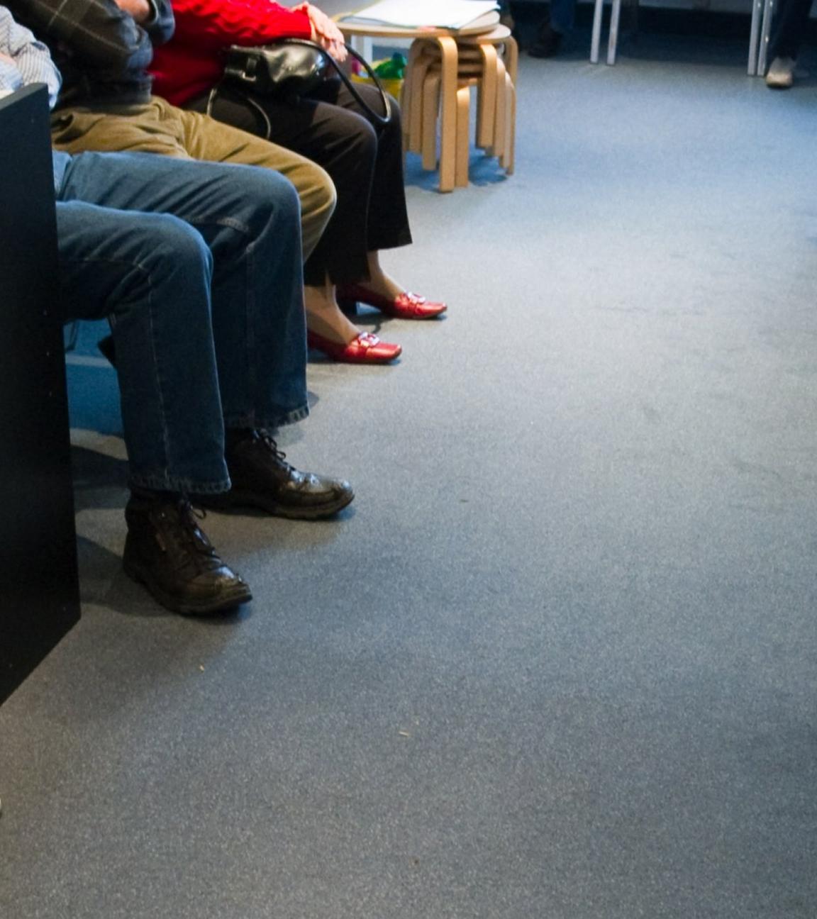 Volles Wartezimmer einer Arztpraxis in Brandenburg. Archivbild
