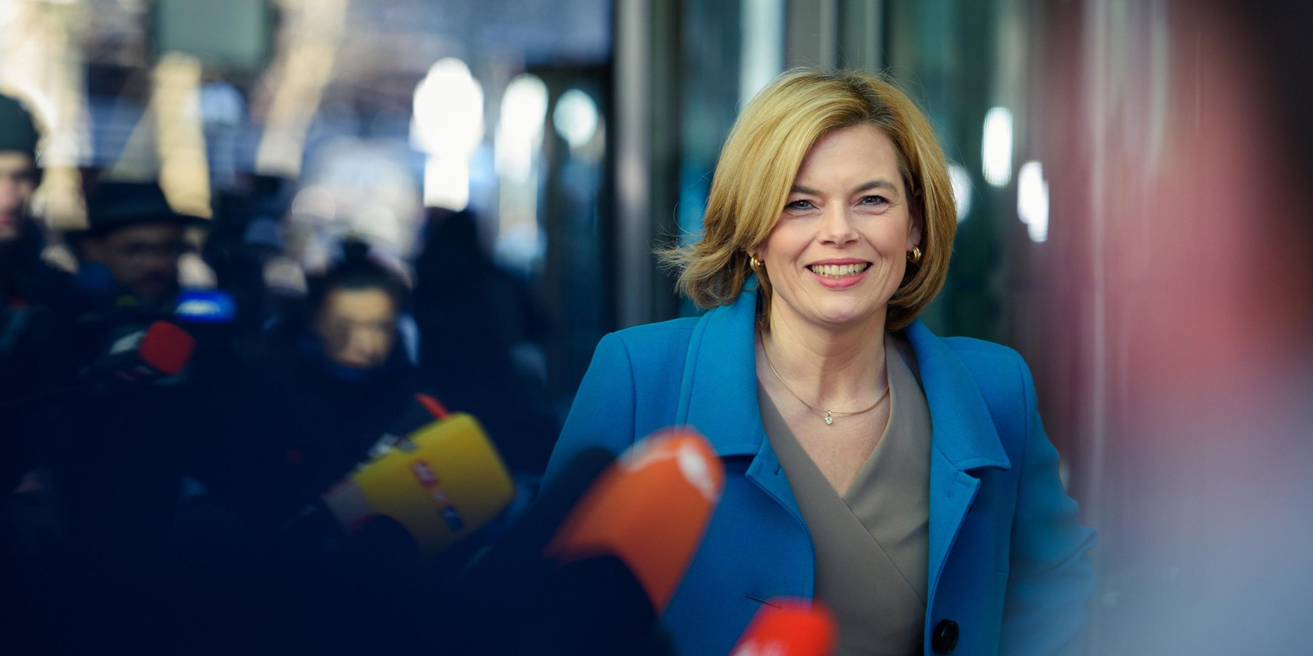 CDU-Frau Julia Klöckner wirkt entspannt.