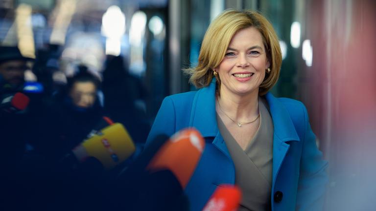 CDU-Frau Julia Klöckner wirkt entspannt.