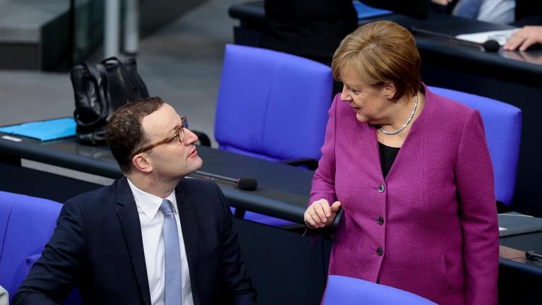 Jens Spahn und Angela Merkel im Bundestag. Archivbild