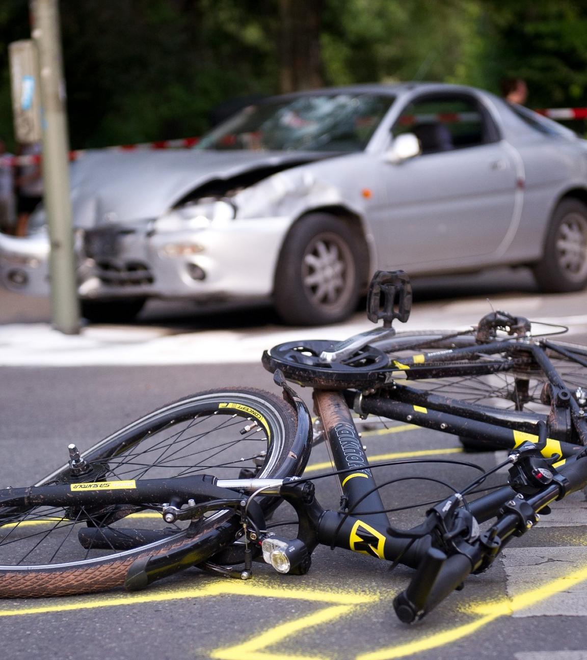 Verkehrsunfall zwischen einem Auto- und einem Fahrradfahrer.