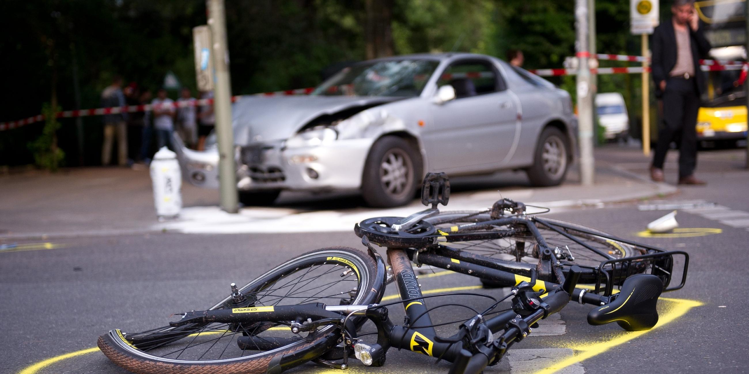 Verkehrsunfall zwischen einem Auto- und einem Fahrradfahrer.