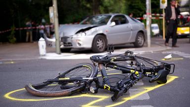 Verkehrsunfall zwischen einem Auto- und einem Fahrradfahrer.