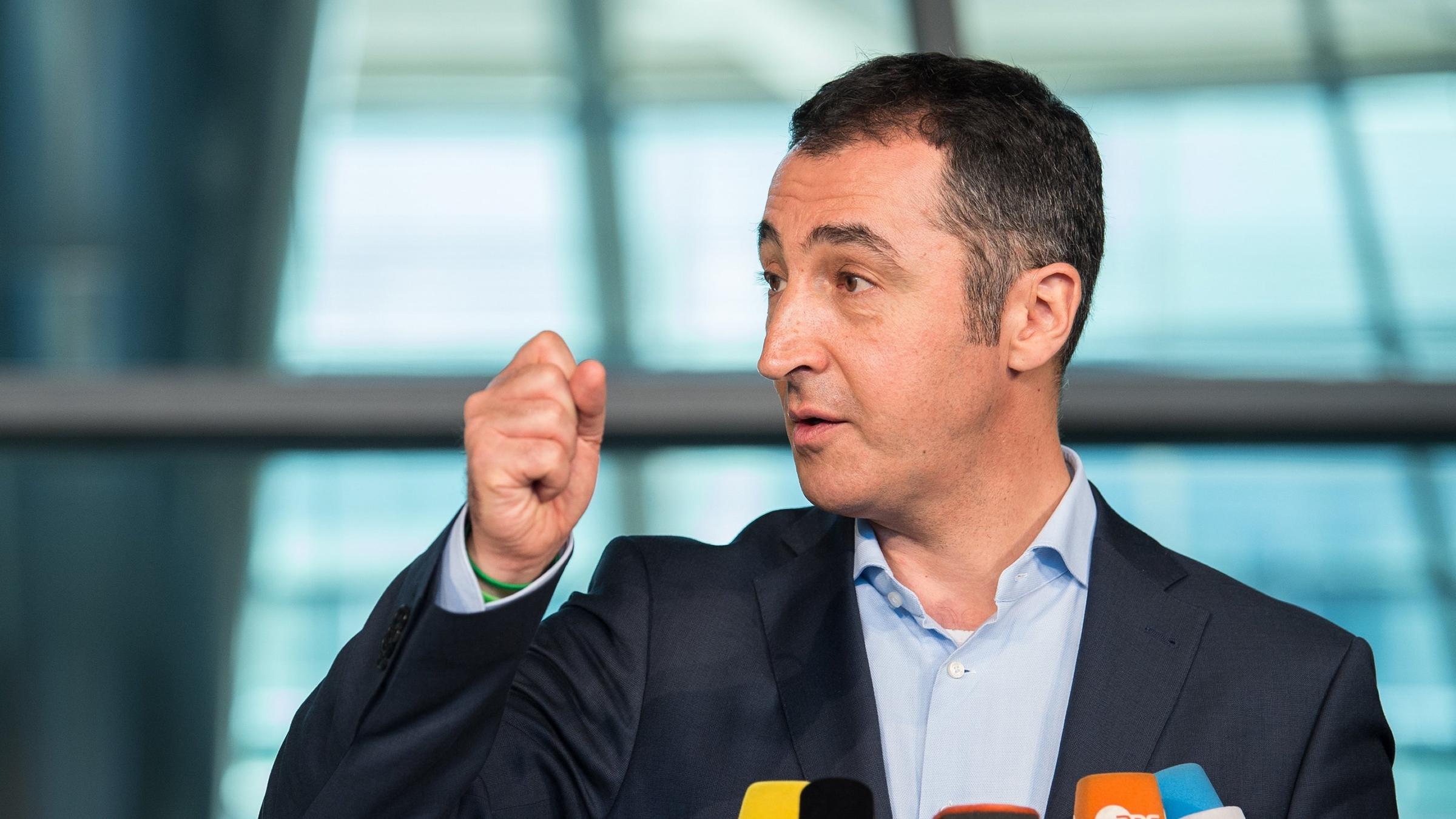 Grünen-Chef Cem Özdemir fordert auch von Union und FDP Bewegung.