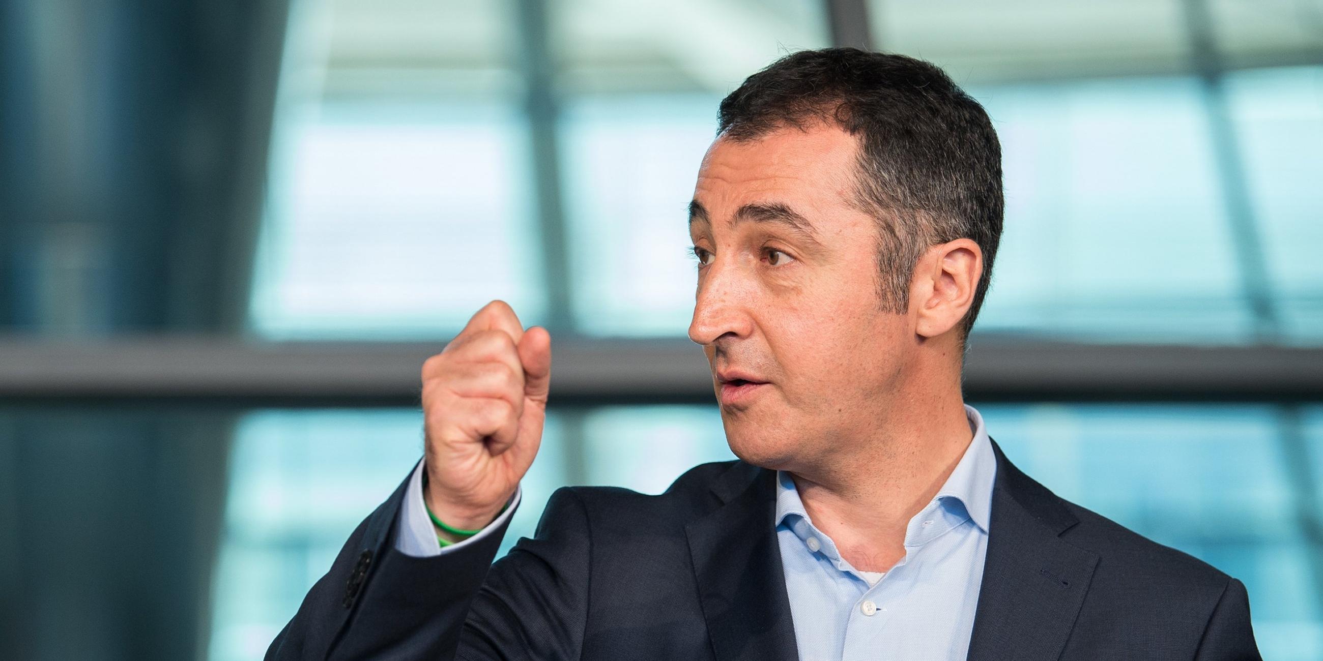 Grünen-Chef Cem Özdemir fordert auch von Union und FDP Bewegung.
