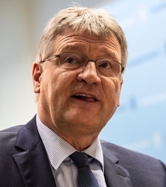 AfD-Chef Jörg Meuthen vor Beginn der Verhandlung .