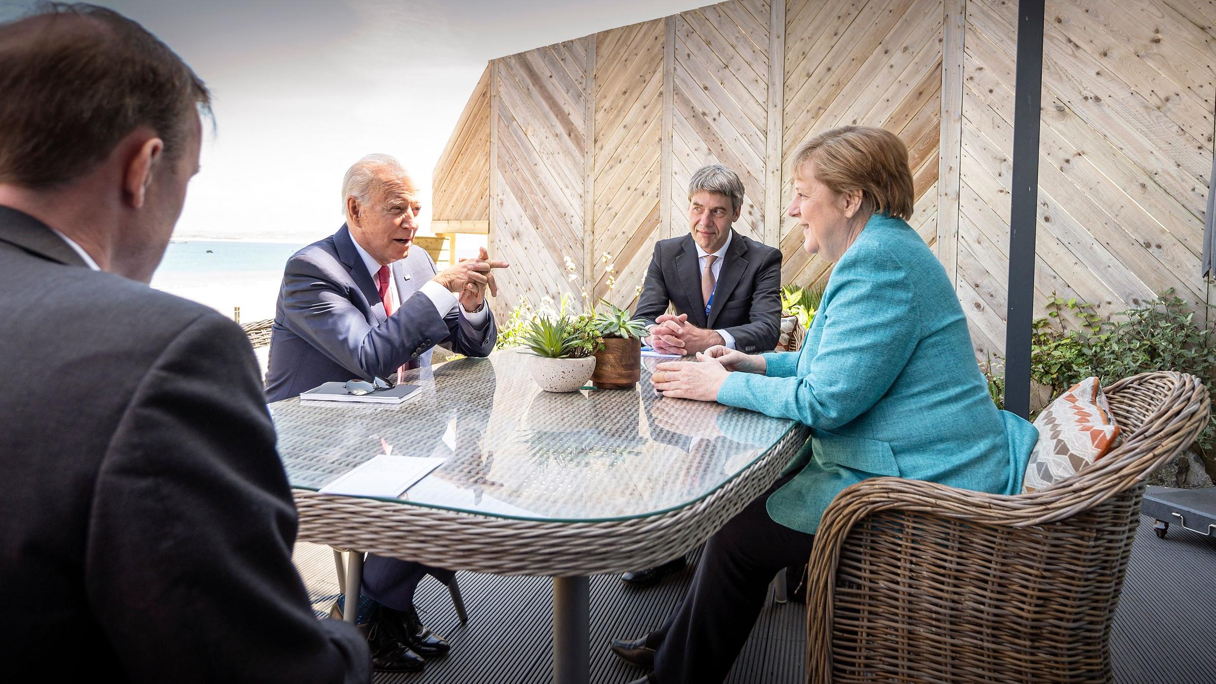 Angela Merkel (rechts) spricht mit US-Präsident Joe Biden.