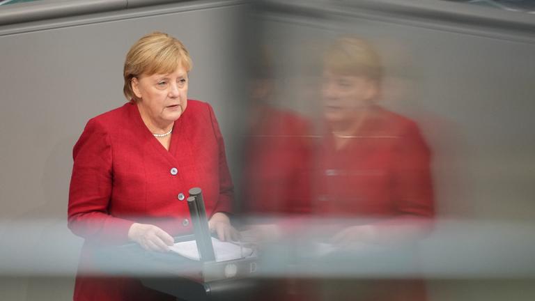 Angela Merkel spricht in der Sondersitzung des Bundestages.