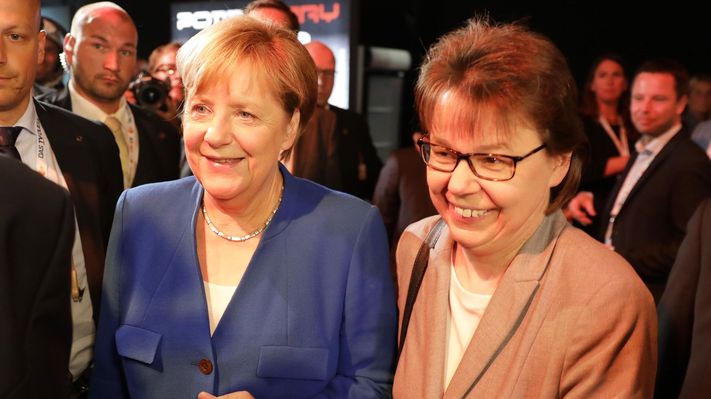 Angela Merkel und Büroleiterin Beate Baumann. Archivbild