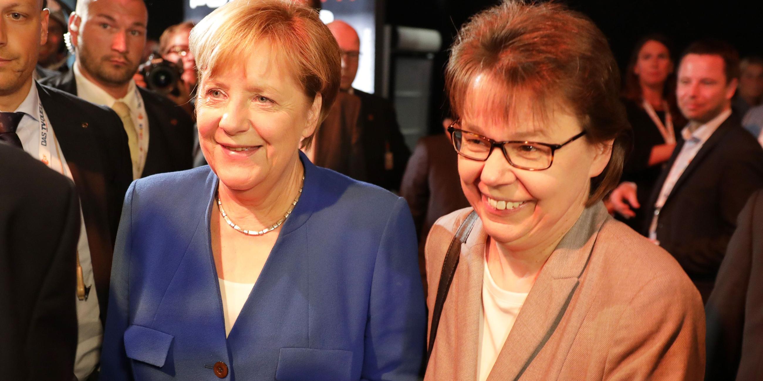 Angela Merkel und Büroleiterin Beate Baumann. Archivbild