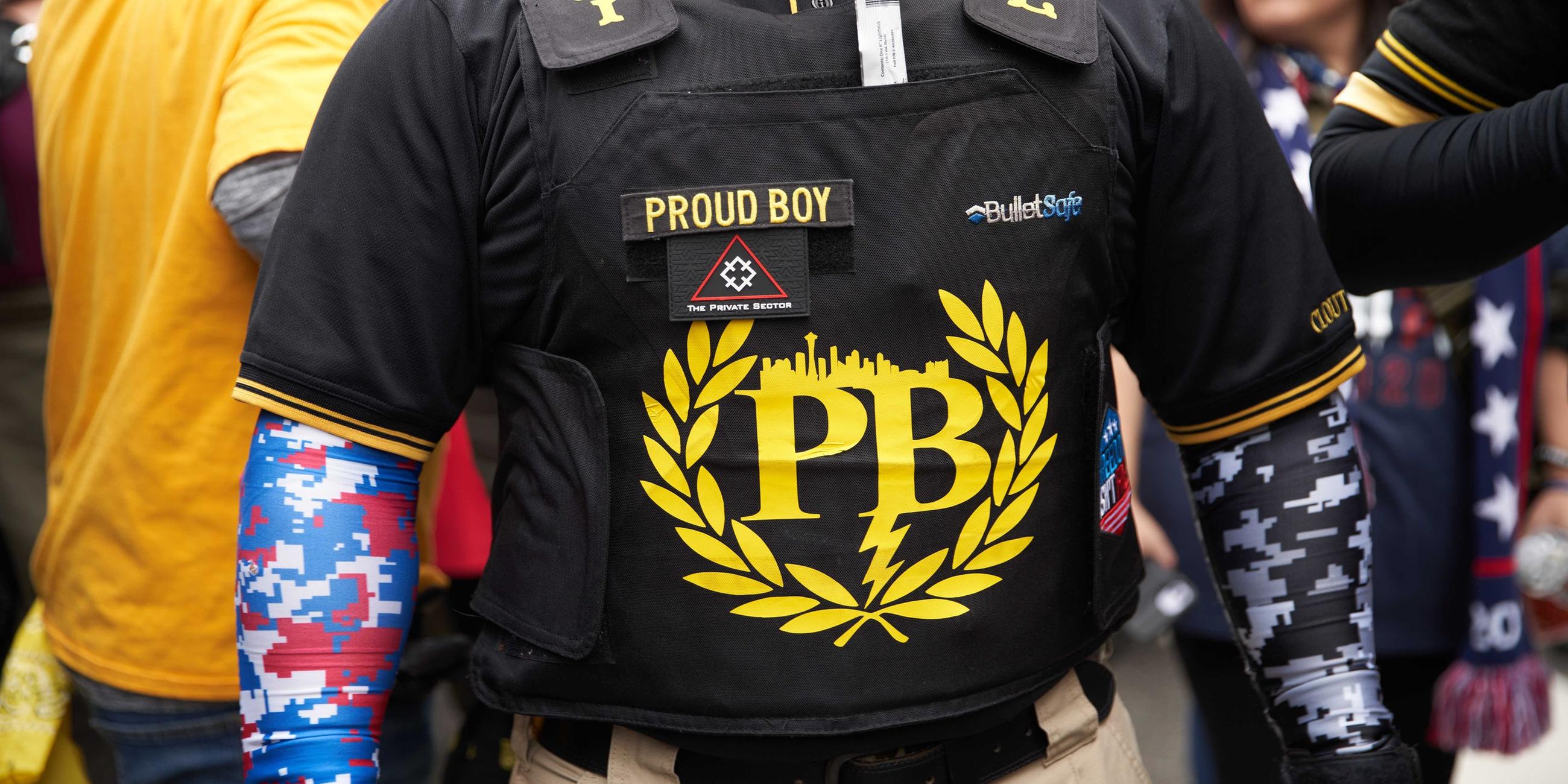 Anhänger der rechtsradikalen Gruppe «Proud Boys». Symbol