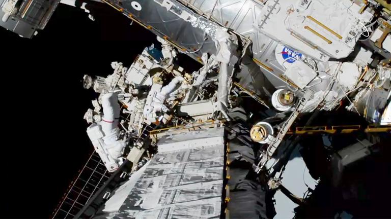 Astronautinnen-Duo im Außeneinsatz.