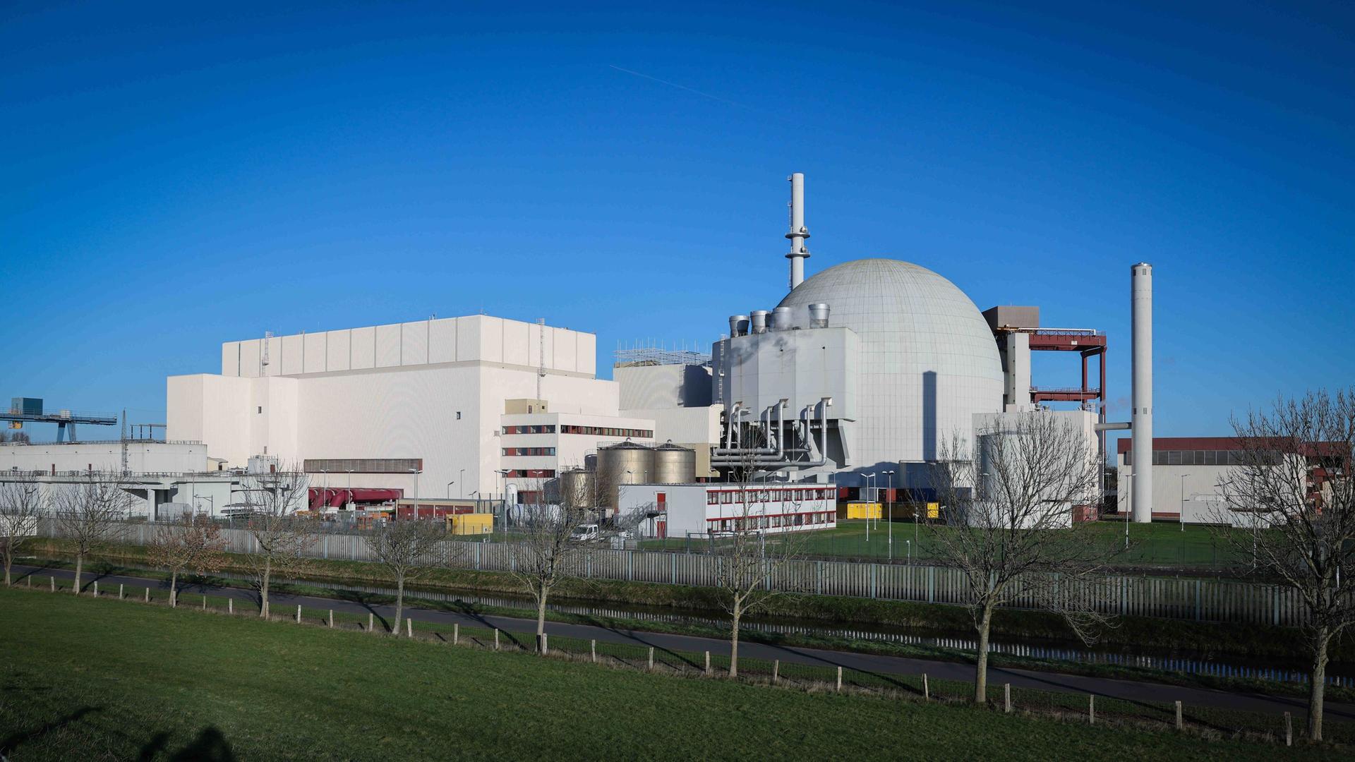 Atomkraft: AKW Brokdorf am Elbdeich.