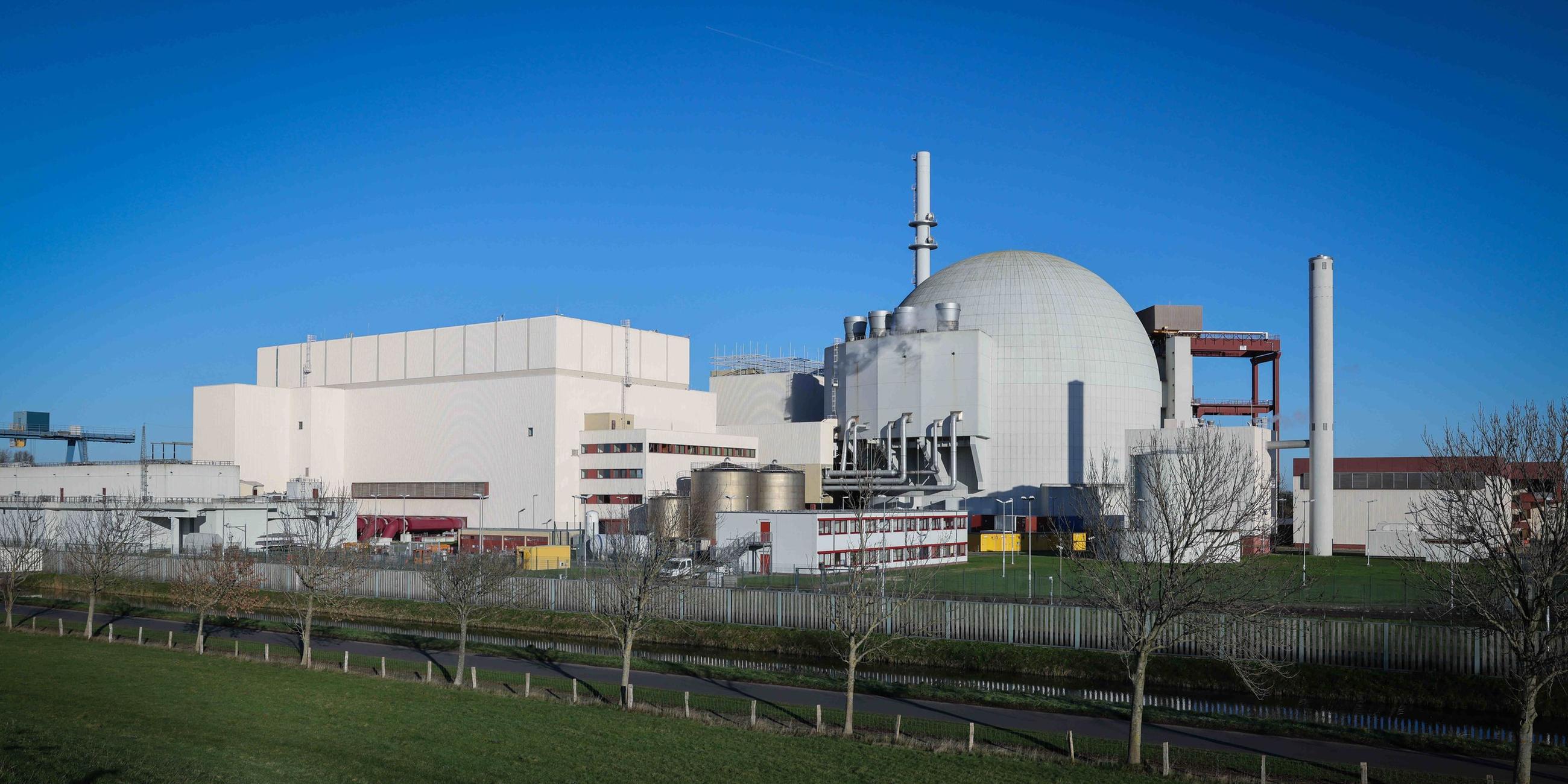 Atomkraftwerk Brokdorf am Elbdeich.
