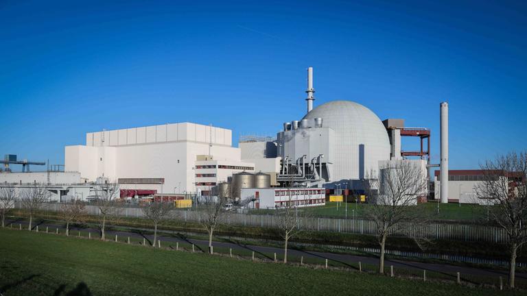 Atomkraftwerk Brokdorf am Elbdeich.