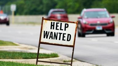 Auf einem Schild steht "Help Wanted". Symbolbild.