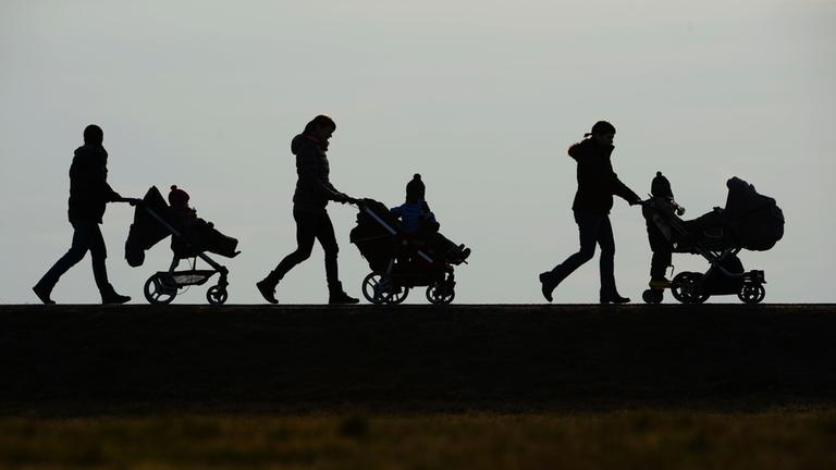 s/w Drei Mütter schieben Kinderwagen.