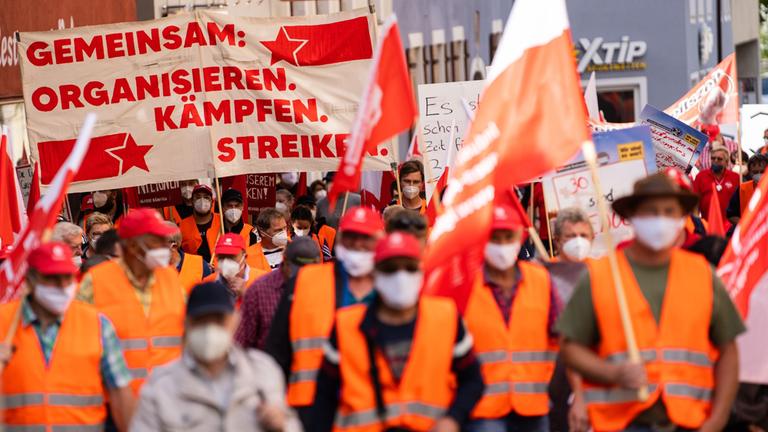 Bau-Beschäftigte demonstrieren in Feuchtwangen.
