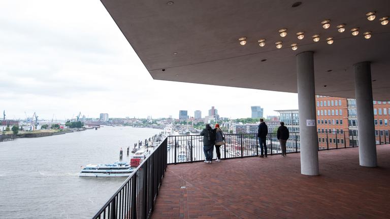 Besucher auf der Hamburger Elbphilharmonie.
