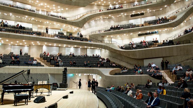 Besucher bei einem Testkonzert in der Elbphilharmonie. Archivbild