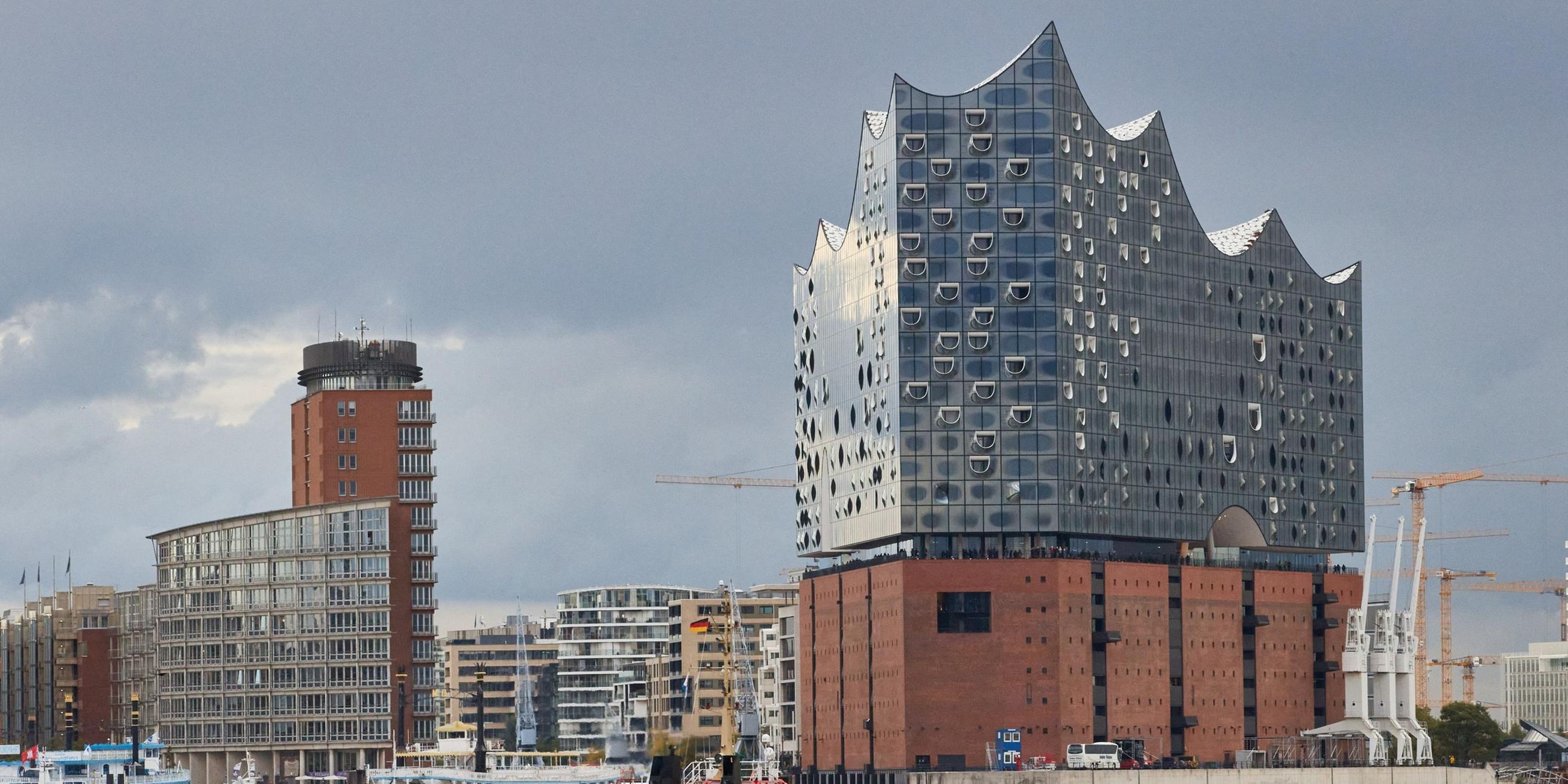 Blick auf die Elbphilharmonie in Hamburg. Symbolbild