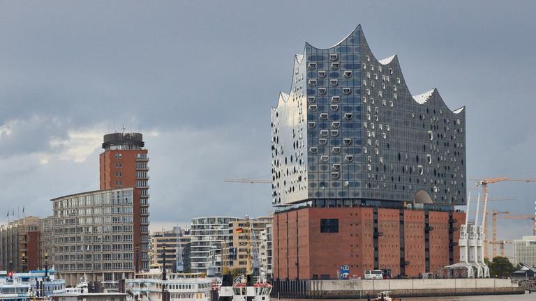 Blick auf die Elbphilharmonie in Hamburg. Symbolbild