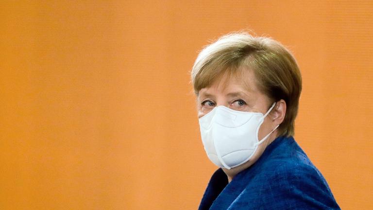 Bundeskanzlerin Angela Merkel (CDU) trägt eine Maske. Archivbild
