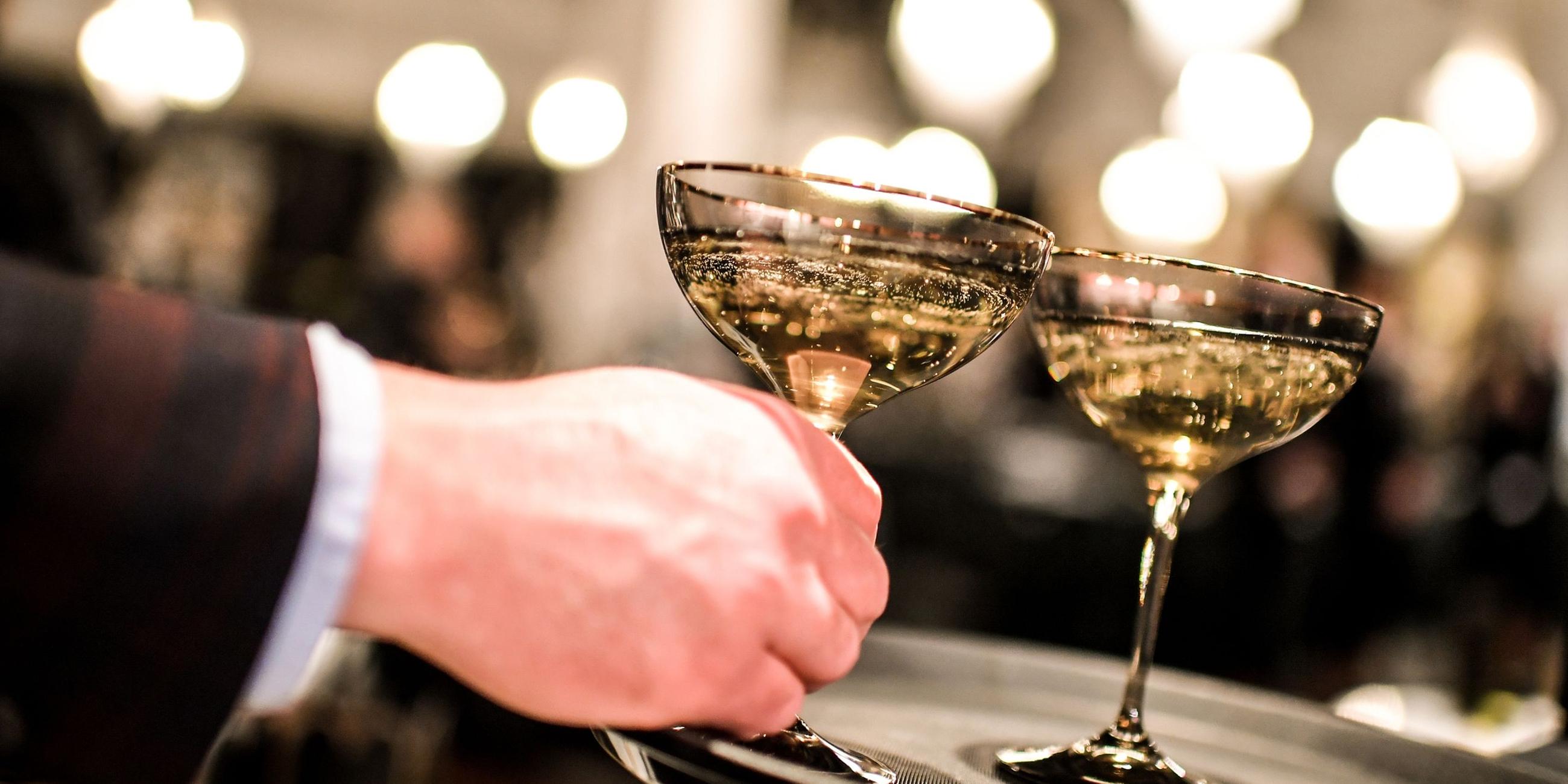 Champagner wird serviert. Archivbild