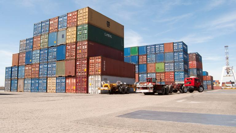 Container im Hafen von Buenos Aires. Archivbild