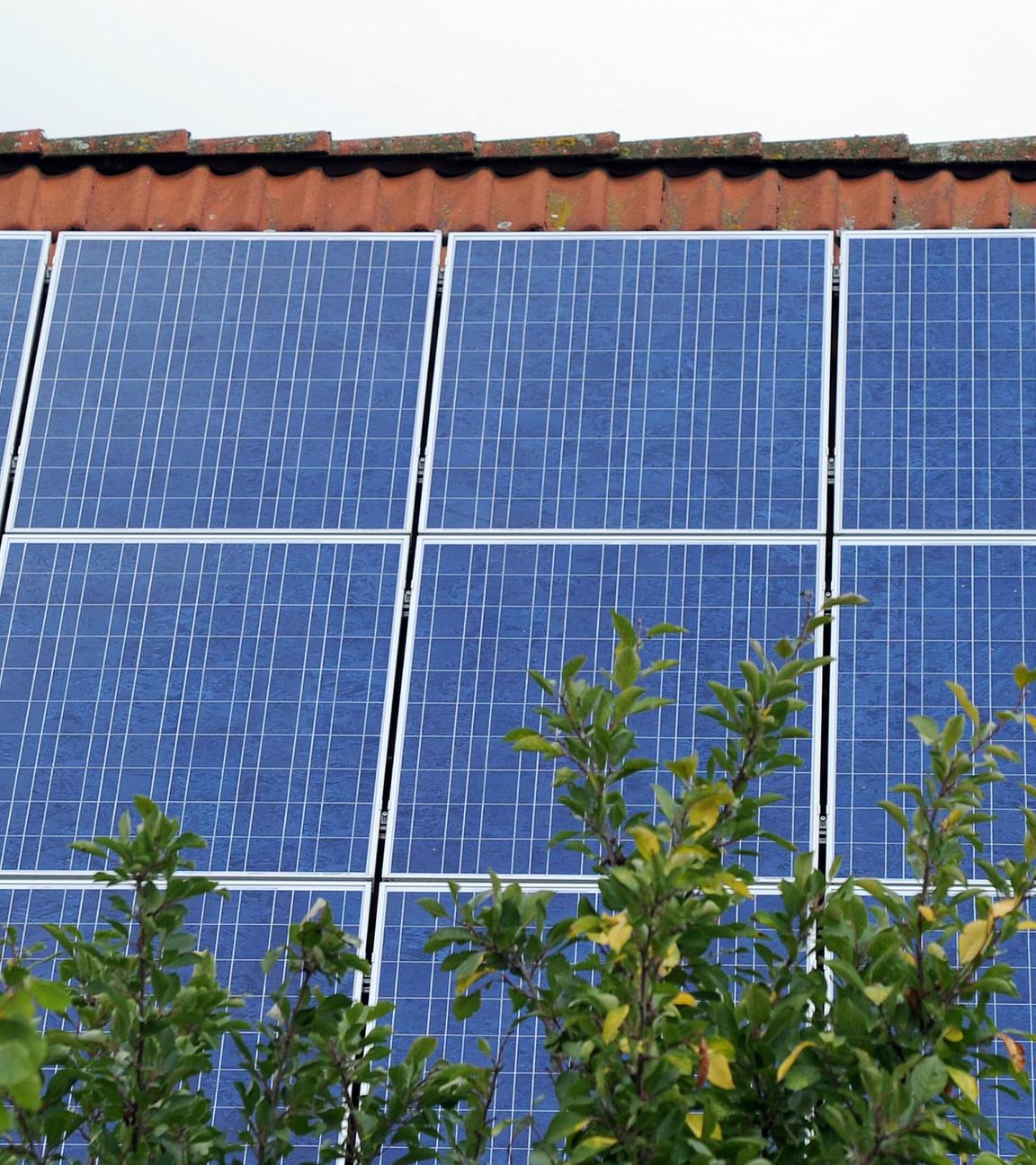 Dach mit Photovoltaik-Modulen. Archivbild