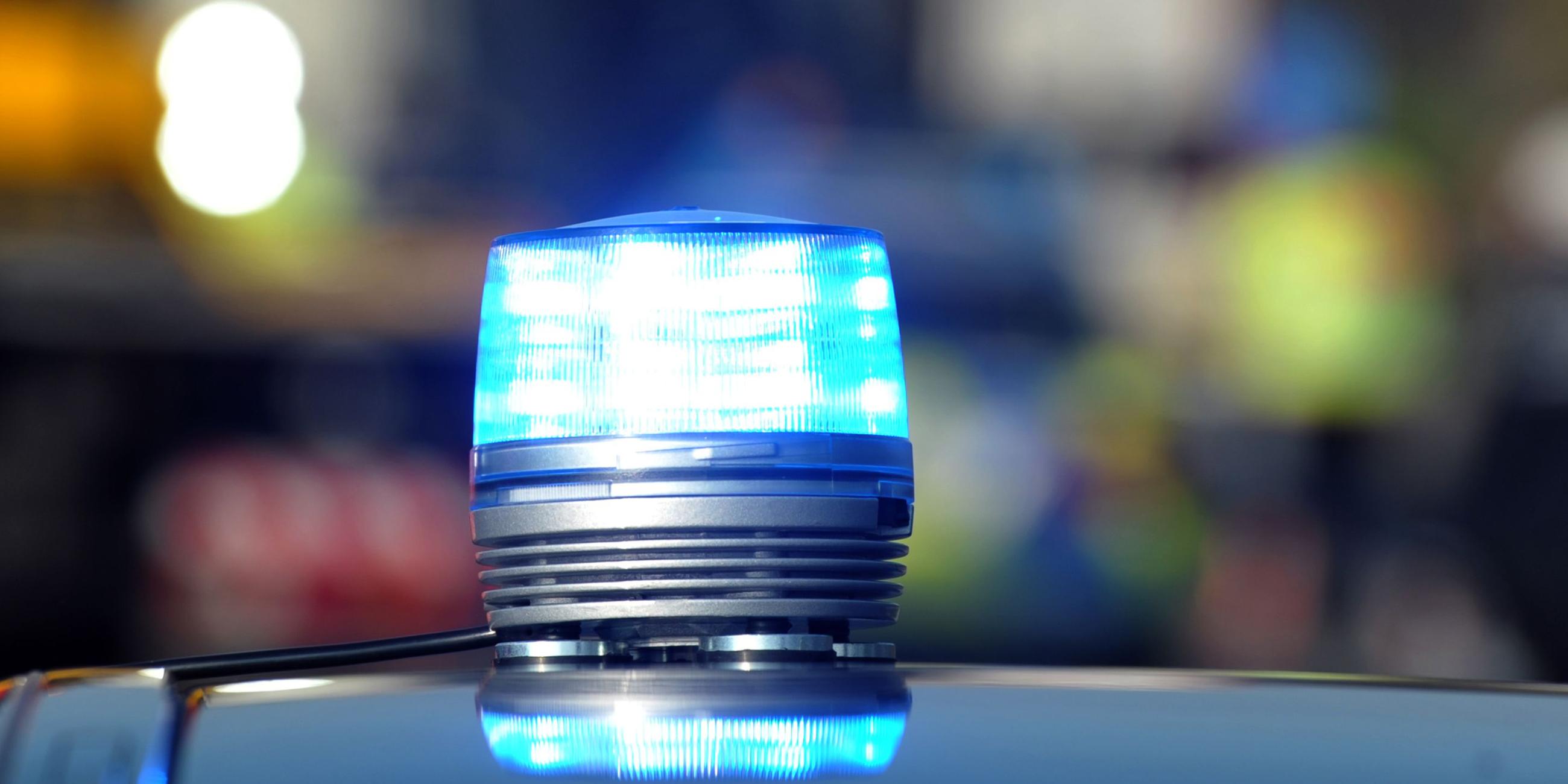 Das Blaulicht auf einem Streifenwagen leuchtet.
