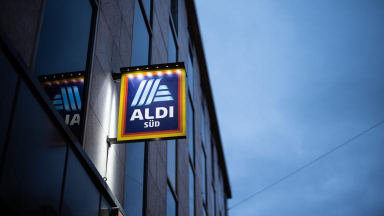 Das Logo einer Aldi Süd Filiale. Archivbild