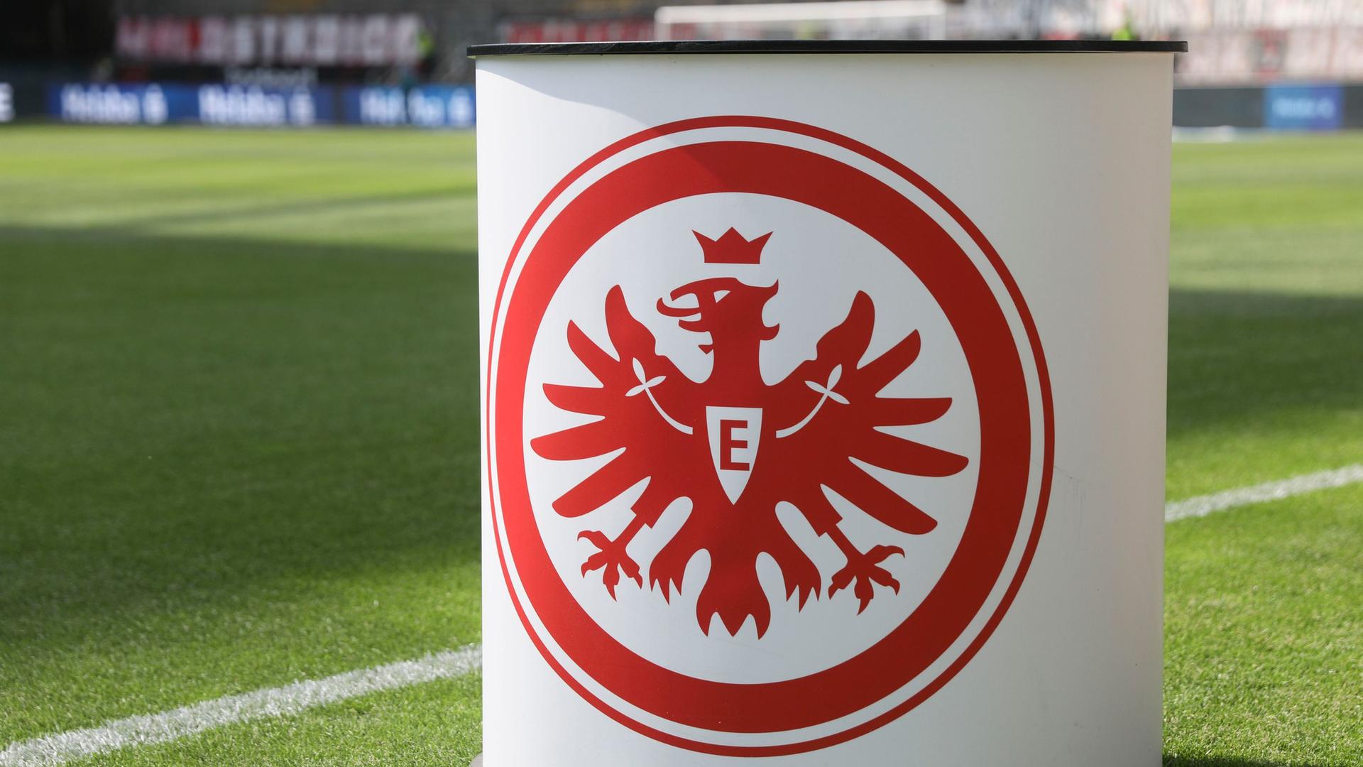 Das Logo von Eintracht Frakfurt. Symbolbild