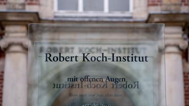 Der Eingang zum Robert Koch-Institut. Archivbild