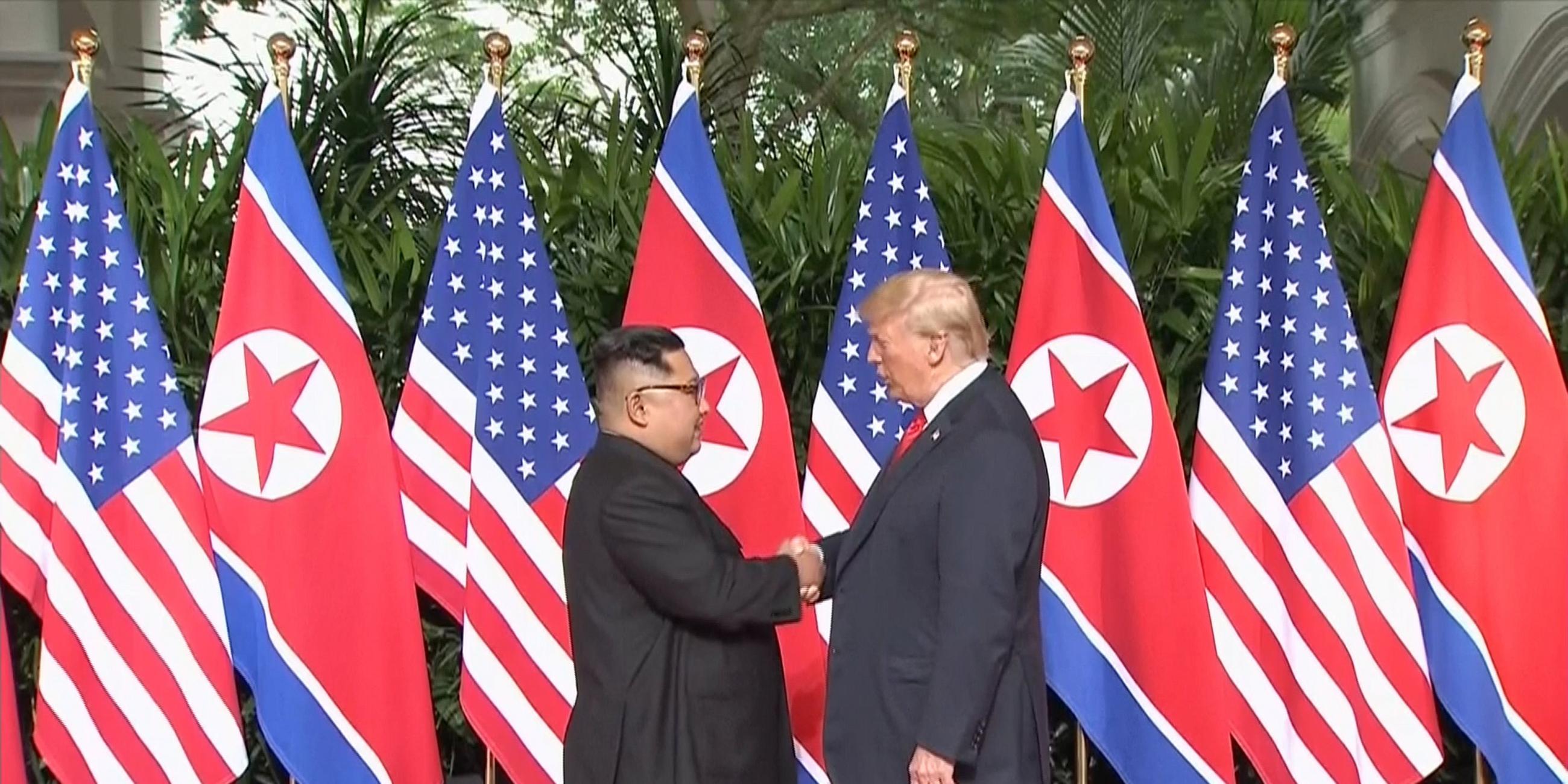 Der erste Handschlag: Donald Trump (r) und Kim Jong Un.