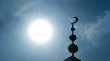Der Halbmond auf dem Minarett einer Moschee.