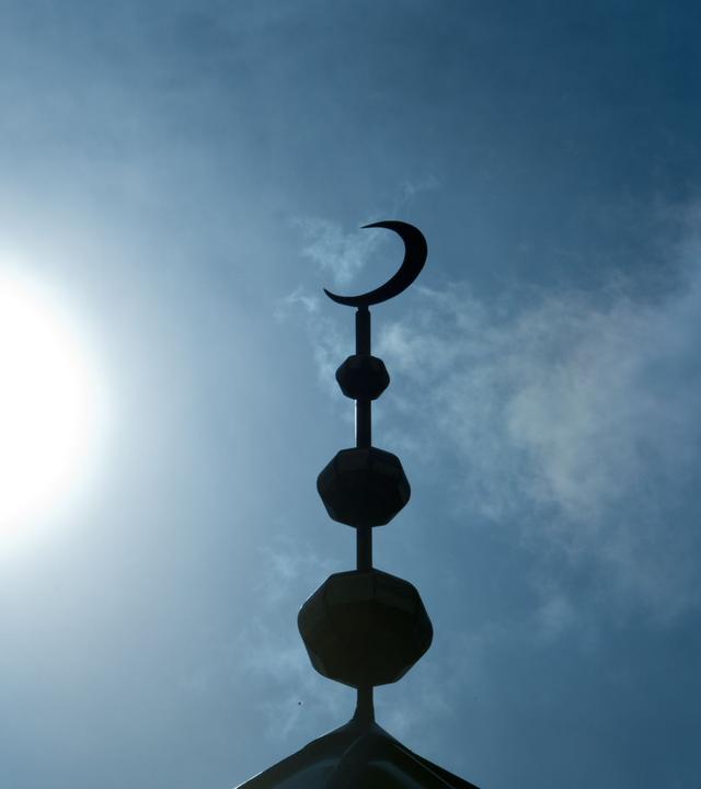 Der Halbmond auf dem Minarett einer Moschee.