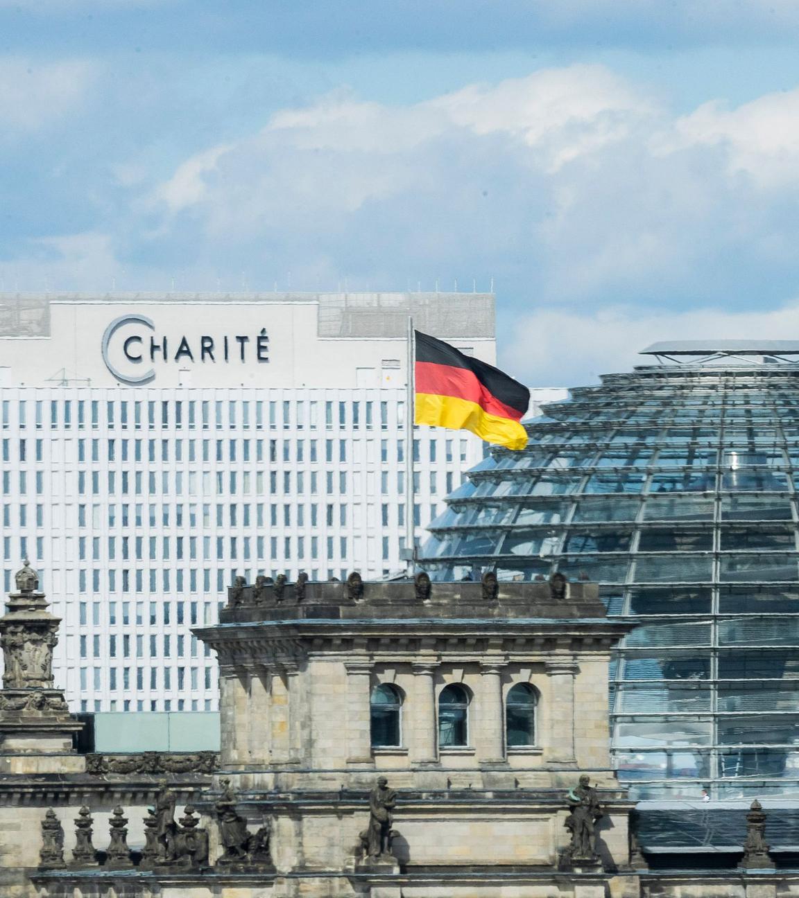 Die Charite ist hinter dem Reichstag zusehen. Archivbild