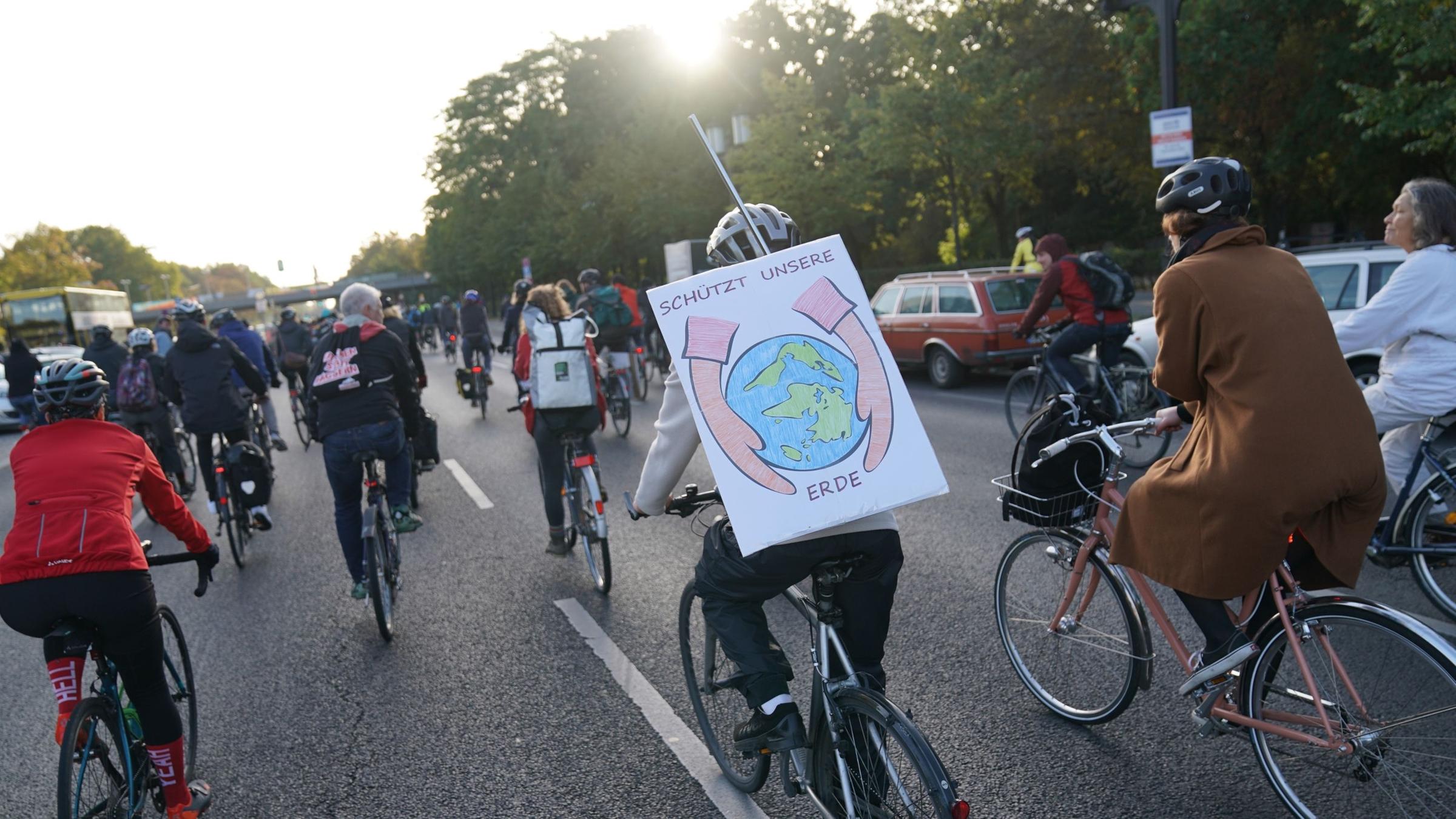Die ersten Klima-Aktivisten waren am Morgen in Berlin unterwegs.