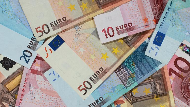 Mehrere Geldscheine von zehn bis fünfzig Euro liegen aufeinander.