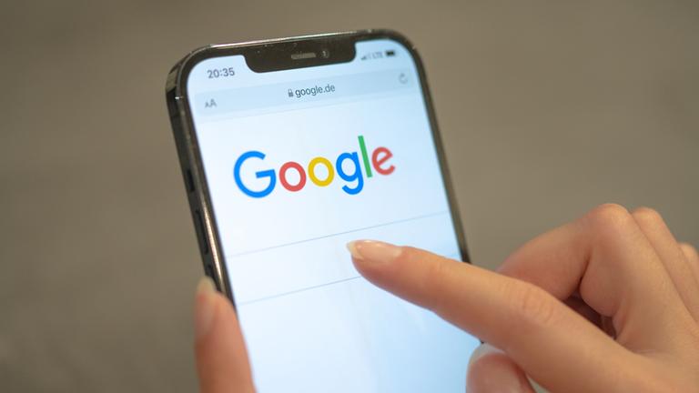 Die Suchmaschine von Google auf einem Smartphone. Symbolbild