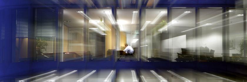 Ein Angestellter sitzt am Abend in seinem Büro. Symbolbild