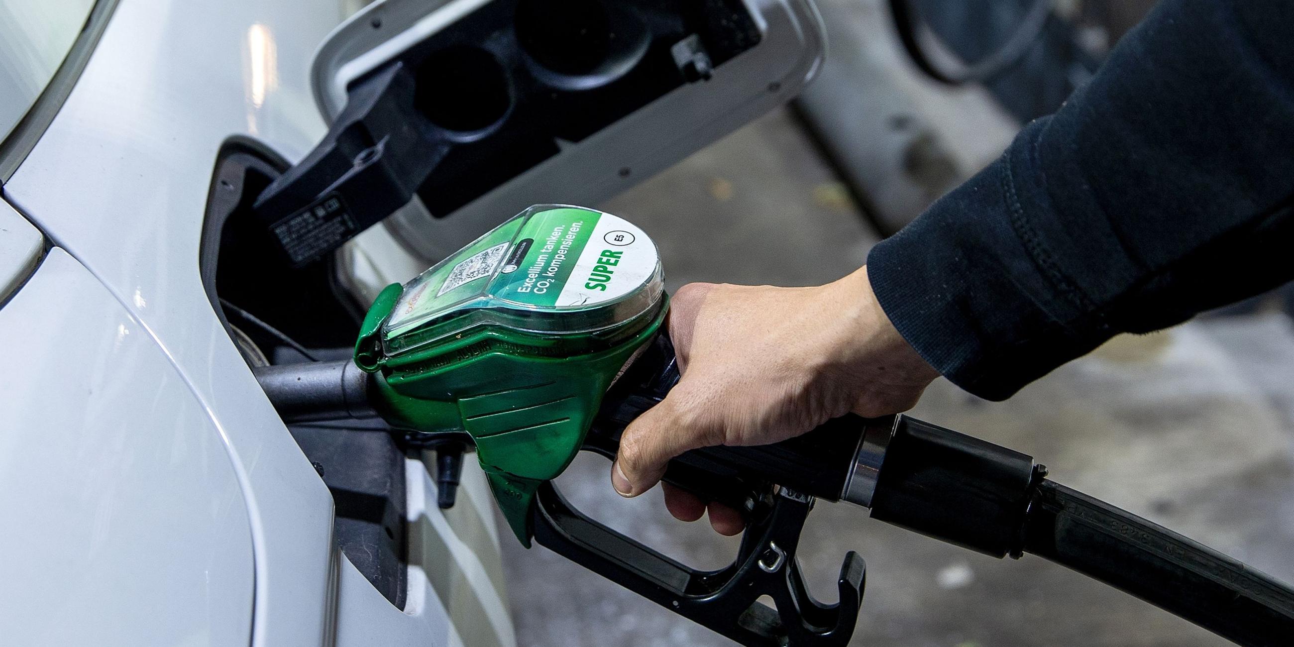 Ein Autofahrer tankt an einer Tankstelle in Berlin.