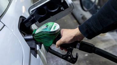 Ein Autofahrer tankt an einer Tankstelle in Berlin.