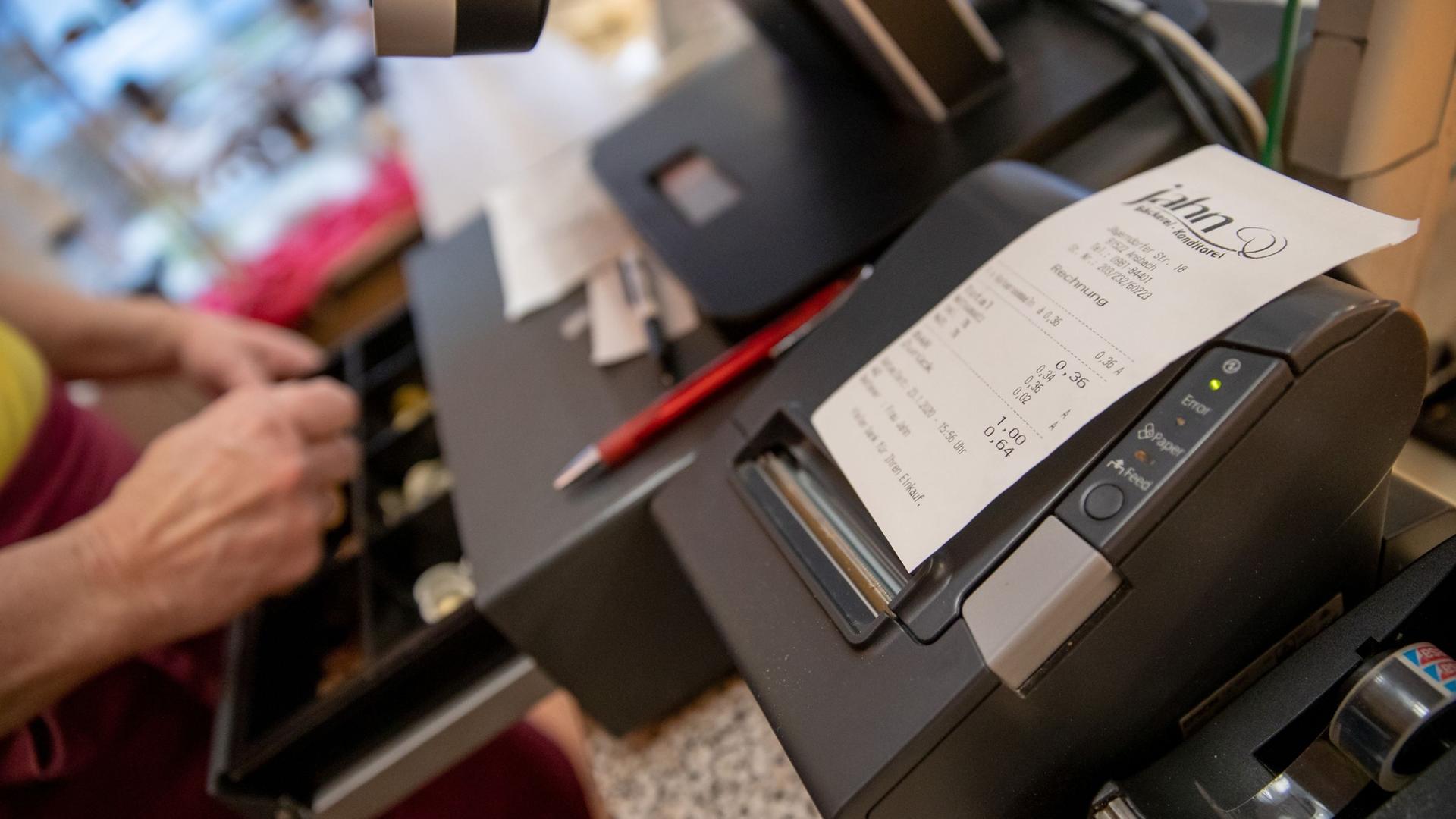 Ein Bon liegt auf einer Kasse in einer Bäckerei. Archivbild