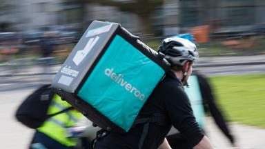 Ein Fahrer mit einer Deliveroo-Auslieferungsbox. Symbolbild